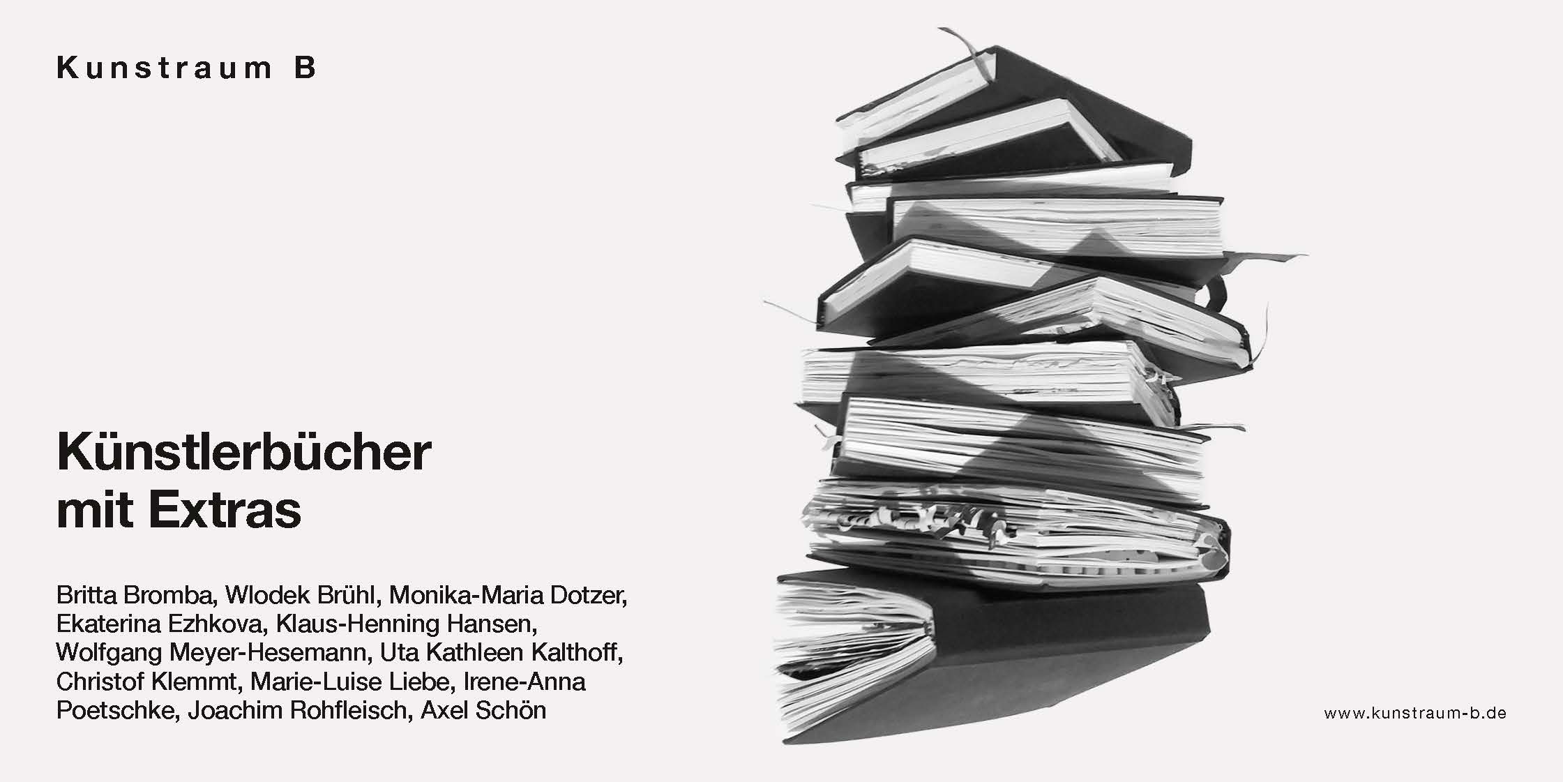 Ein Flyer bewirbt die Ausstellung "Künstlerbücher mit Extras" im Kunstraum B, mit einem Stapel Bücher und Künstlerlisten.