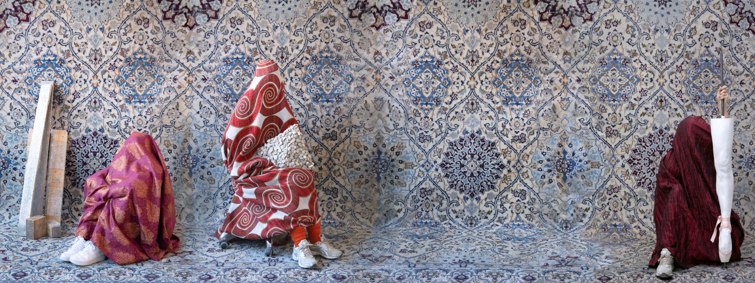 Ausstellung Bildhauerei: Spechte am Meisenknödel