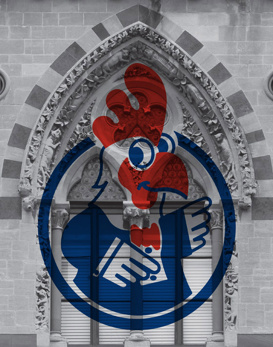 Ein blau-rotes Logo mit einem Hahnenkopf und zwei im Kreis angeordneten Händen ist auf ein gotisches Kirchenportal projiziert.