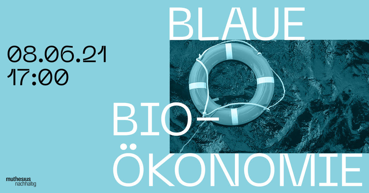 Ein Plakat mit dem Datum "08.06.21 17:00" auf hellblauem Hintergrund zeigt ein Rettungsring im Wasser, flankiert von den Wörtern "BLAUE BIO-ÖKONOMIE".