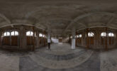 Ein VR Panoramafoto zeigt einen großen, leeren Raum mit abblätternder Farbe, vielen Fenstern und Säulen.