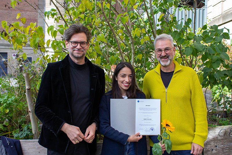 Dr. Arne Zerbst, Kalina Kondeva und Prof. Frank Jacob gratulieren Kalina Kondeva zum DAAD Preis 2022