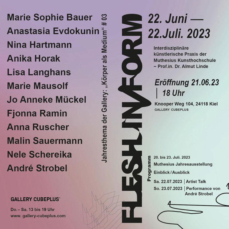 Ein Plakat in Rosa- und Lilatönen kündigt die Ausstellung "FLESH/FORM" vom 22. Juni bis 22. Juli 2023 in der Gallery Cubeplus in Kiel an und listet die teilnehmenden Künstlerinnen und Künstler sowie das Programm auf.