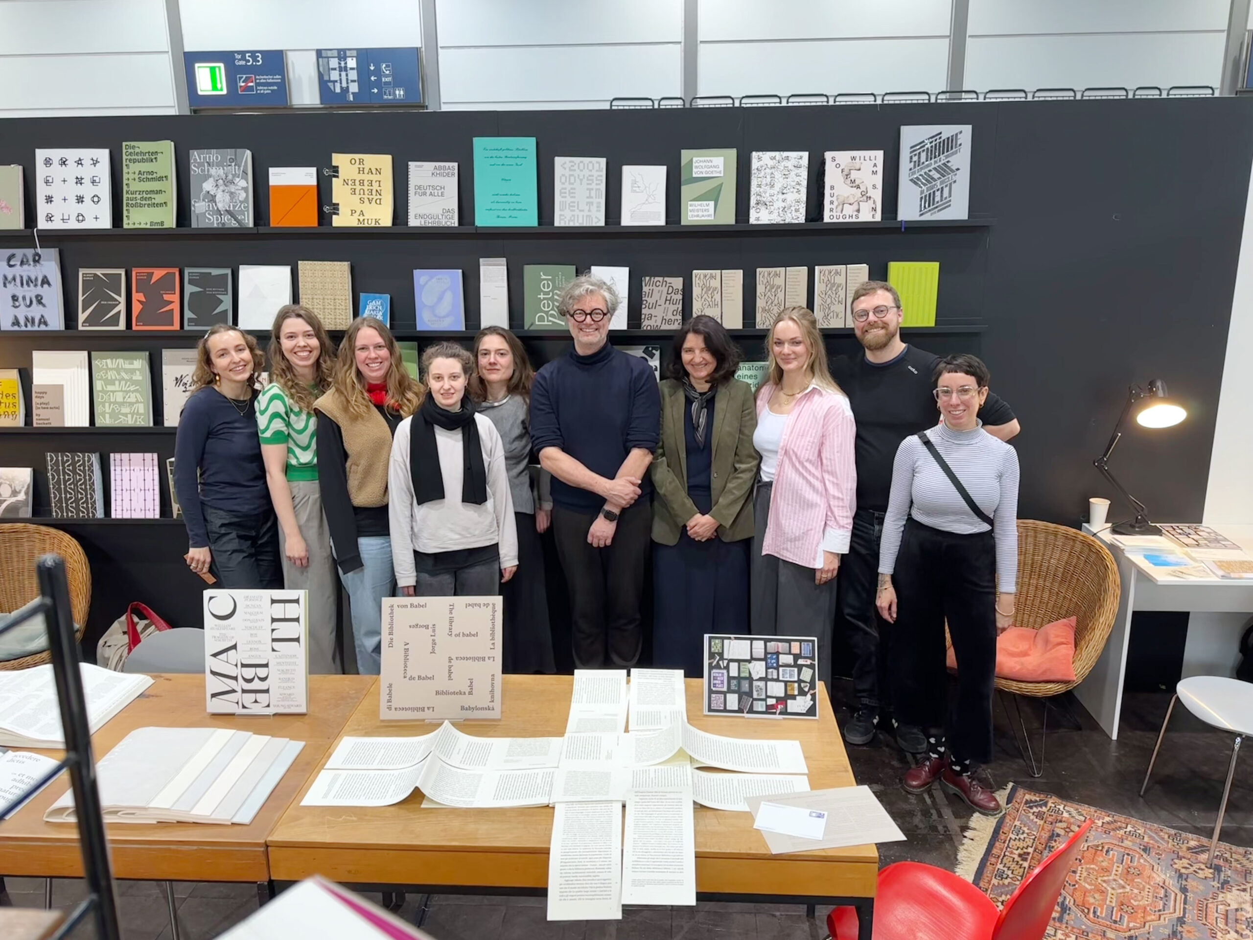 Gruppenbild mit Studierenden und Professoren bei der Leipziger Buchmesse