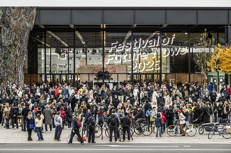 Vor der Neuen Nationalgalerie in Berlin sind Hunderte Menschen zu sehen, die für das "Festival of Future Nows" Schlange stehen