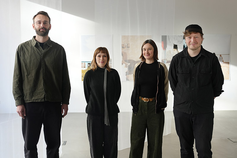 Arvid Riemeyer, Irina Janson, Lisa Karnauke und Patrick Wüst (von links nach rechts) sind am Donnerstag, 20. November, mit dem Arthur-Petersen-Preis der Muthesius Kunsthochschule ausgezeichnet worden. Ihre herausragenden Arbeiten sind noch bis zum 17. Januar im spce | Muthesius an der Andreas-Gayk-Straße in Kiel ausgestellt. Foto: Richard Gutberlet