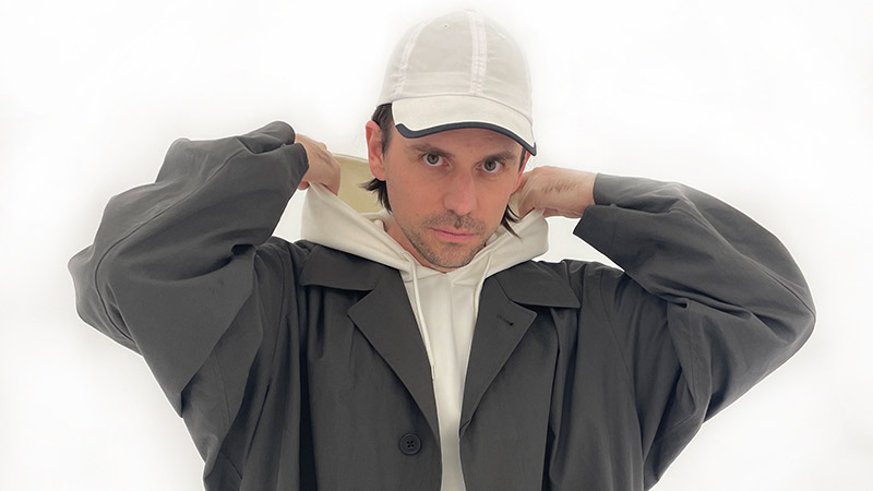 Leif Randt erzählt in seinem Roman „Let’s talk about feelings“ vom 41-jährigen Marian, für den nach dem Tod seiner Mutter ein neuer Lebensabschnitt beginnt. Foto: ©Belle Santos