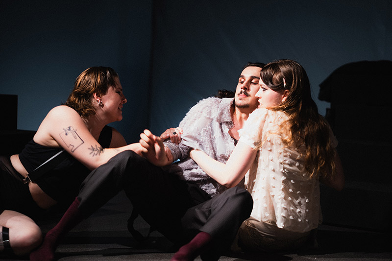 Das Mutheater: Einmalige Wiederaufnahme von „Geschlossene Gesellschaft“ im Kesselhaus