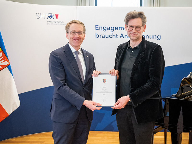 Dr. h.c. Arne Zerbst erhält die Urkunde zur Ehrenprofessur