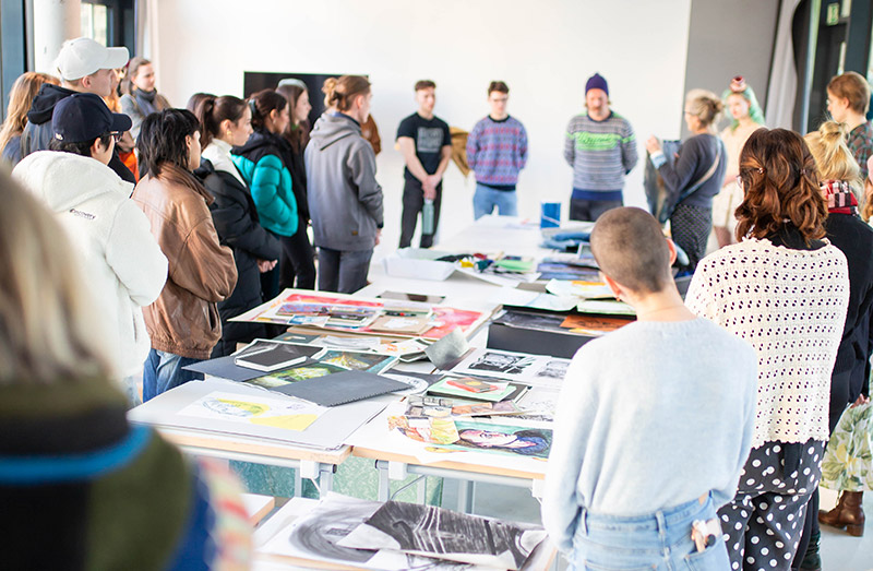 Vom Atelierstudium an der Kunsthochschule in den Kunstraum der Schule: Mit einem neuen Master-Studiengang möchte die Muthesius Kunsthochschule die künstlerische und ästhetische Bildung in der Schule stärken. Foto: Lea Kötting