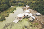 Eine Luftaufnahme eines Biotops auf dem ehemaligen Tempelhofer Flughafengelände: die Floating University