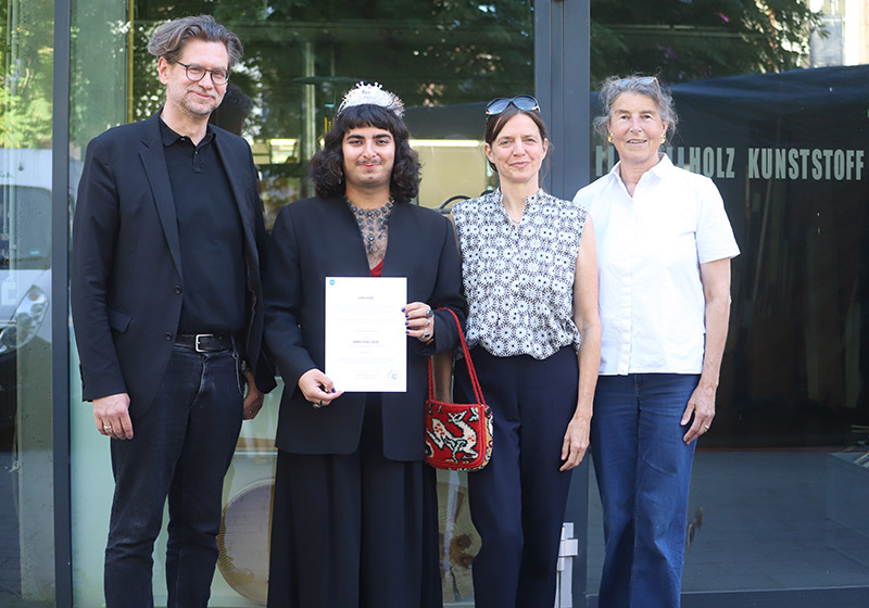 Hayk Sargsyan hat von Prof. Dr. Arne Zerbst, Präsident der Muthesius Kunsthochschule, Raumstrategien-Professorin Frauke Gerstenberg (zweite von link