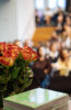 Eine Blumenvase steht in einem Veranstaltungsraum