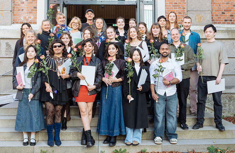 Eine Gruppe von Personen posiert für ein Gruppenbild